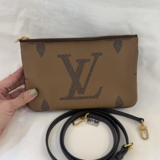 Louis Vuitton M69203 MONOGRAM 帆布雙層拉鍊斜背包(棕色)